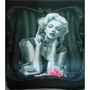 New Marilyn Monroe Heartbreaker Fleece Throw Gift Blanket Roses DGA Art Soft